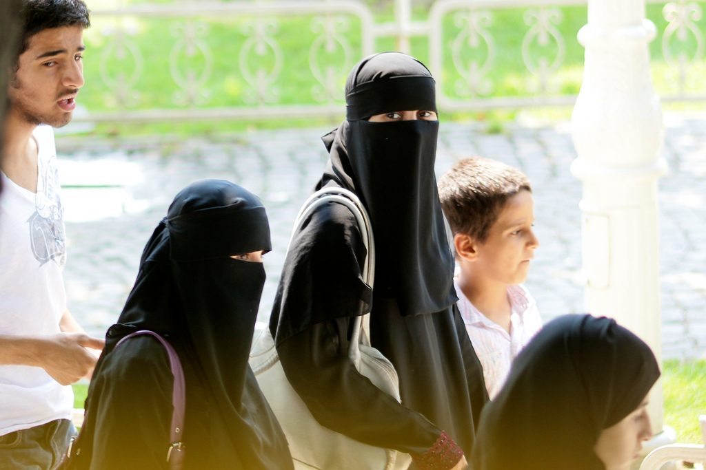 Hollandalı Akademisyenden Burka Yasağına Kar Maskeli Tepki