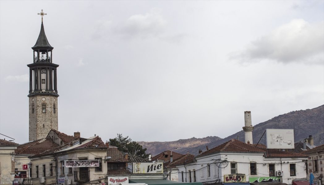 Arnavut ve Makedonlar arasındaki çatışmalar sırasında hasar gören Pirlepe Çarşı Camisi, kaderinin tayin edilmesini bekliyor. Geçmişte gerekli siyasi irade eksik olduğu için başlatılamayan onarım işleri, günümüzde tamamen göz ardı edilmiş durumda.