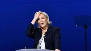Le Pen: “Kamusal Alanlarda Başörtüsü Yasaklansın”