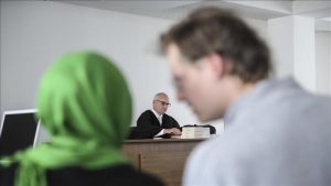 Almanya’da Başörtülü Çalıştırılmayan Öğretmene Tazminat