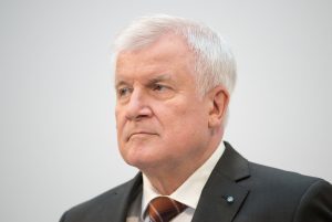 Seehofer Görevinden Ayrılacağını Açıkladı
