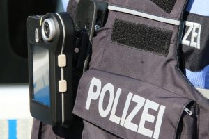 Alman Polisinden Müslüman Gençlere Terörist Muamelesi