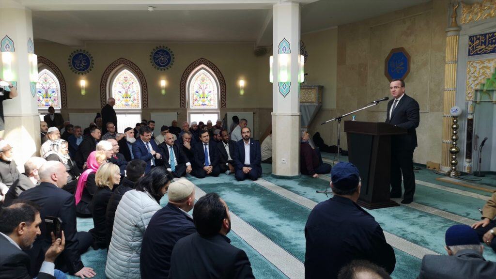 IGMG Camisi’ni Ziyaret Eden Eyalet İçişleri Bakanı: “Müslümanların Acılarını Paylaşıyorum”