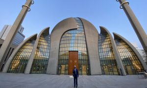 Almanya’nın Köln Şehrinde İlk Kez Hoparlörden Akşam Ezanı Okundu
