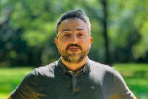 Dr. Ömer Alkın’la Göç Deneyimlerini Gün Işığına Çıkaran Bir Yolculuk