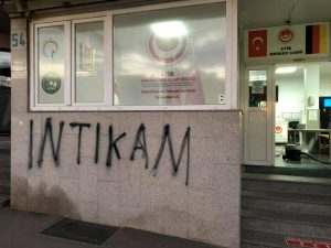 Almanya’da Caminin Duvarına “İntikam” Yazıldı