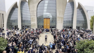 Köln Merkez Camii’nde Açıktan İlk Ezan Okundu