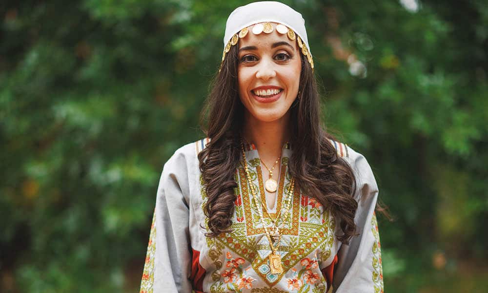 ABD'de yaşayan Filistin asıllı Lina Barkawi, Filistin halkının en büyük geleneklerinden biri olan tetriz sanatını icra ediyor.