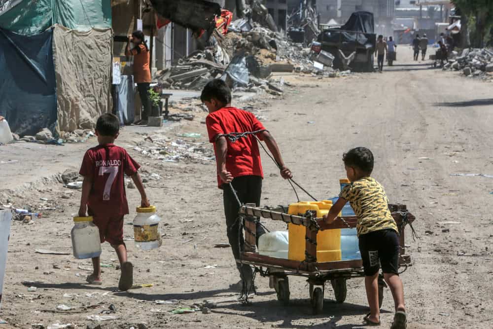 Uluslararası yardım kuruluşu Oxfam, İsrail'in saldırıları nedeniyle Gazze'nin su üretim kapasitesini neredeyse kaybettiğini ve suya erişimin bir "savaş silahı" olarak kullanılmasının, ölümcül bir sağlık felaketine yol açtığını belirtti.