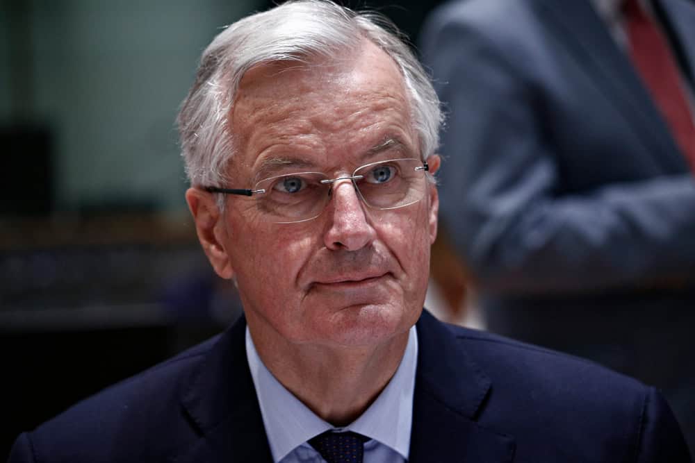 2 ay önceki erken genel seçimlerden birinci çıkan sol partilerin ittifakı NFP'nin başbakan adayı yerine merkez sağ gelenekten Michel Barnier atandı. Cumhurbaşkanı Macron, atama konusunda aşırı sağcı Ulusal Birlik'le anlaşmakla suçlanıyor.