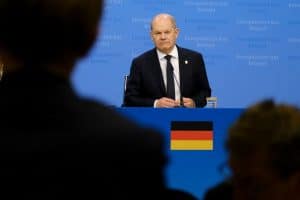 Gücü Sakinliğinde Saklı Bir Siyasetçi: Olaf Scholz Kimdir?