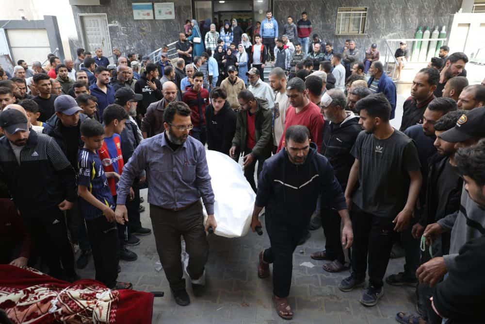 İsrail, ateşkesi bozarak Gazze’ye yönelik saldırılarını yeniden başlattı. Çadırlar, okullar ve sivillerin evleri bombalandı. Ölü sayısının en az 326 olduğu bildirilirken, yüzlerce kişi yaralandı. İsrail’in yayınladığı zorla göç emirleriyle insani kriz yeniden tırmanacağı düşünülüyor.