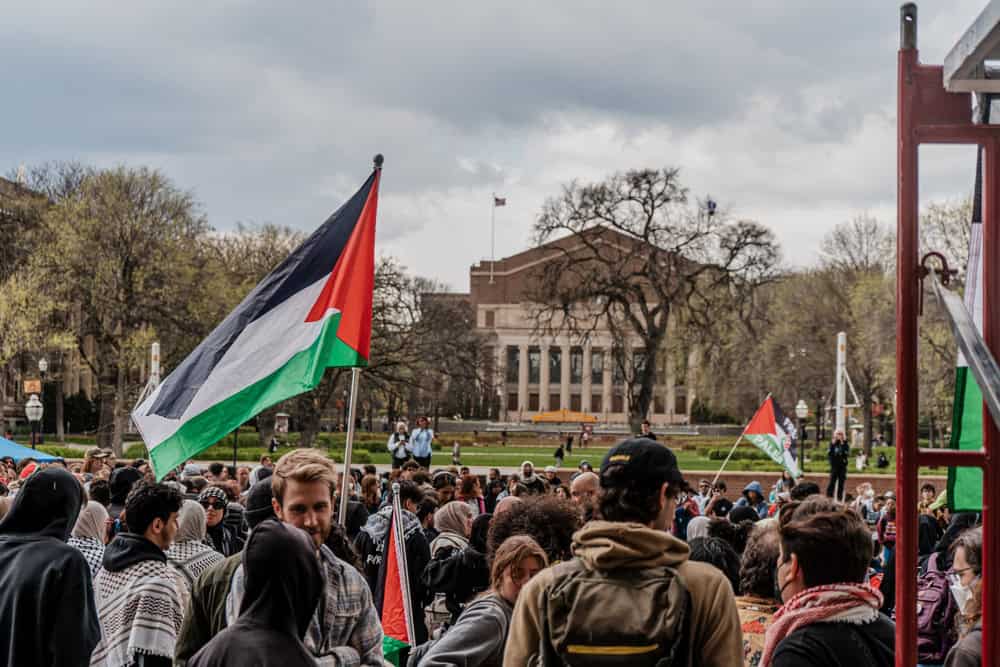 Filistin yanlısı öğrenci aktivist Mahmoud Khalil’in tutuklanmasının ardından Columbia Üniversitesi, federal fonlarını kaybetmemek için Trump yönetiminin dayattığı düzenlemeleri uygulamayı kabul etti. Diğer Amerikan üniversiteleri de aynı yolu izlerse, kampüslerde Filistin’e destek protestoları yakın zamanda tamamen yasaklanabilir.
