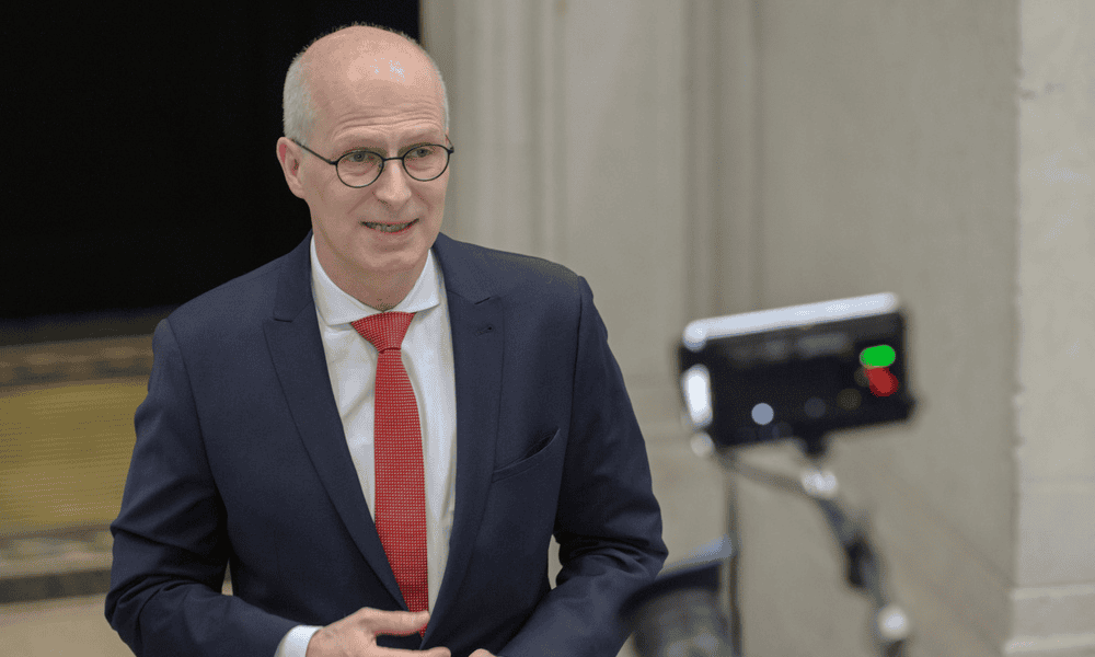 Hamburg Eyalet Başbakanı Peter Tschentscher Basın Açıklaması Yapıyor