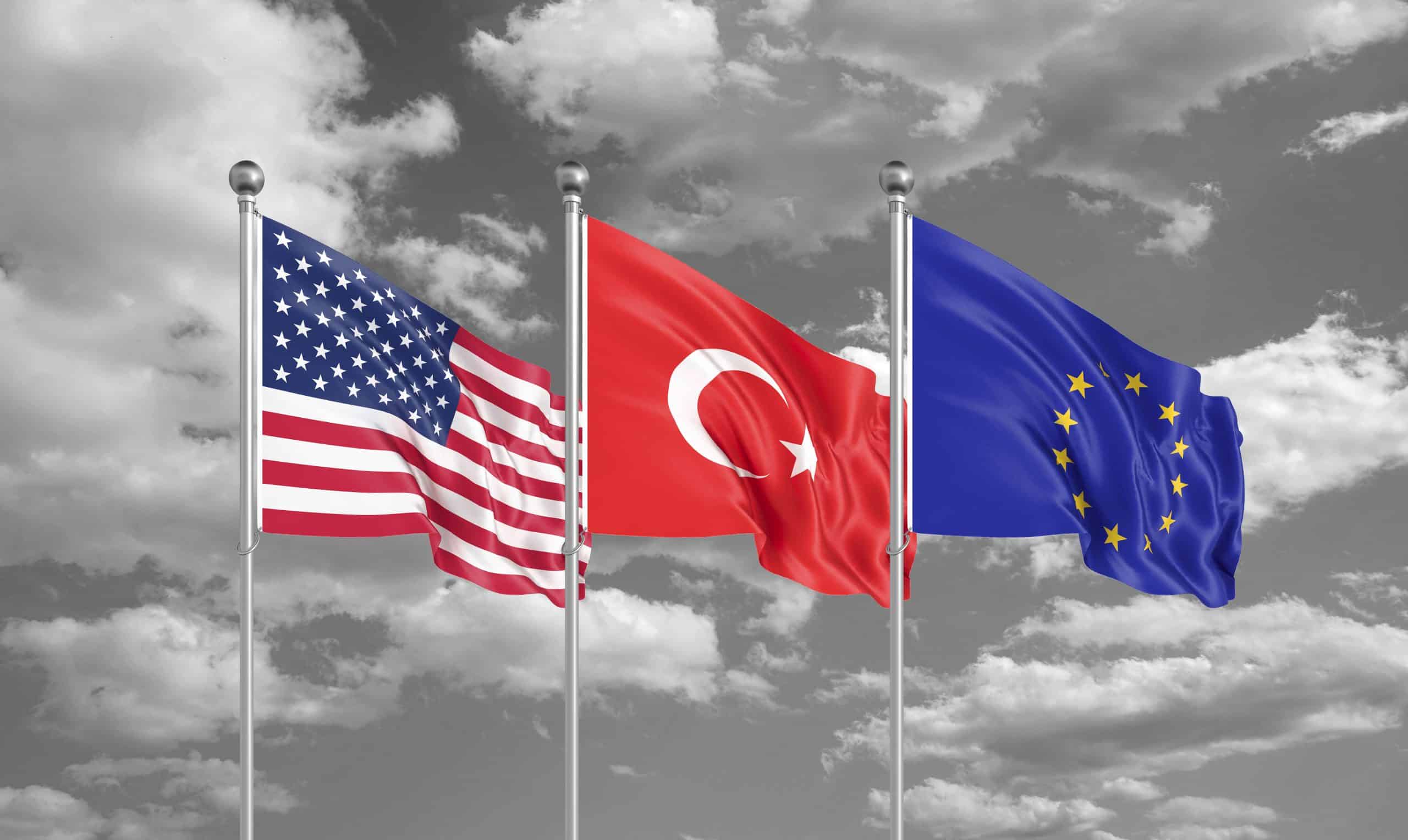 İstanbul Büyükşehir Belediyesi ve diğer belediye yönetimlerine yönelik operasyonlar ve ardından başlayan protestolar, uluslararası kamuoyunda gündem olsa da Avrupa ve Amerika’nın verdiği tepkilerin önceki yıllardan farklı olarak sınırlı kaldığı görülüyor. Bu tutumda, Türkiye’yle sürdürülen stratejik iş birlikleri ve jeopolitik ihtiyaçların belirleyici olduğu değerlendiriliyor.