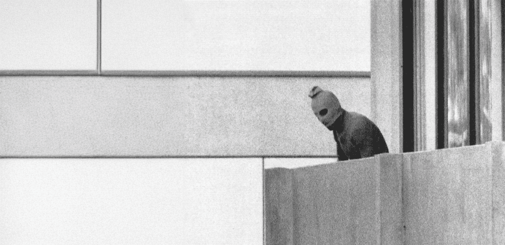 1972 Münih Olimpiyat Krizi: Müslümanlar Terörizmin Yüzü Hâline Nasıl Geldi?