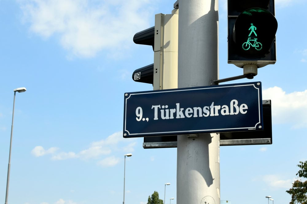 Kuruluşundan bu yana göçmen karşıtı politikalarıyla bilinen Avusturya Özgürlük Partisi (FPÖ), Viyana'daki yerel seçimler öncesinde, Türk seçmenlere karşı daha ılımlı bir politika izlemeye başladı. Peki FPÖ’nün sahiciliği tartışılan bu tutum değişikliğinin arka planında hangi neler var?