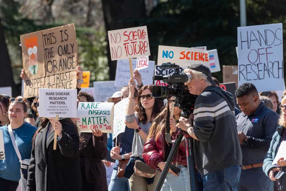 Sacramento, Kaliforniya, ABD. Capitol binası önünde "Bilim İçin Ayakta Dur" protestosu. Bilim savunucuları ve bilim insanları, hükümet politikalarına karşı protesto eden pankartlar taşıyor. Beyin Göçü Kapıda | 7 Mart 2025 | Fotoğraf: AlessandraRC, Shutterstock.com