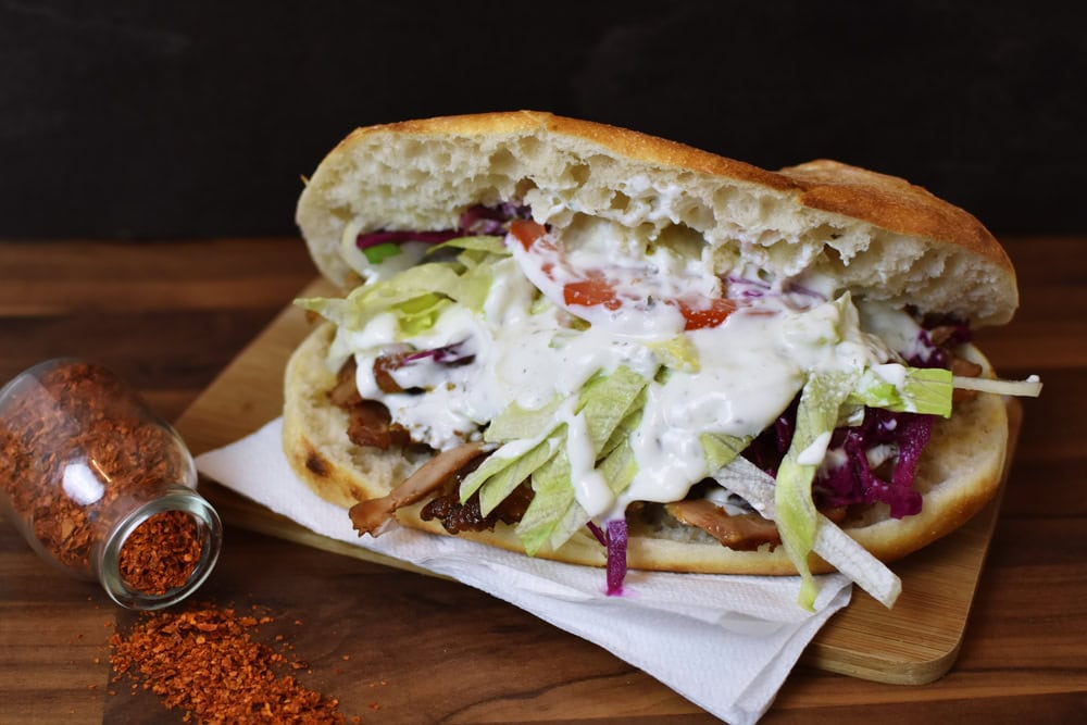 Türkler ve Almanlar arasında süregelen döner konusundaki çekişme, yalnızca bir yemek tartışmasından ibaret değil. "Kurulu Düzen" serisi için göç, kimlik, kültürel etkileşim ve aidiyet gibi sosyolojik temelleri olan bir sürecin eseri olan döneri ele alıyoruz.
