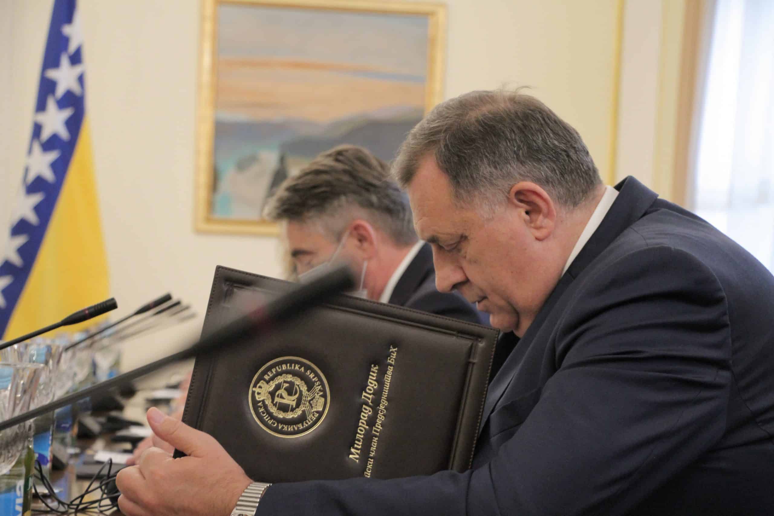 Rusya’nın azalan etkisi ve Sırbistan’ın tarafsız tutumu ayrılıkçı girişimleri sürdüren Milorad Dodik’in elini zayıflatırken, uluslararası aktörlerin çabaları Bosna Hersek'in birliğini koruma yönünde güçlü bir ittifak oluşturuyor.