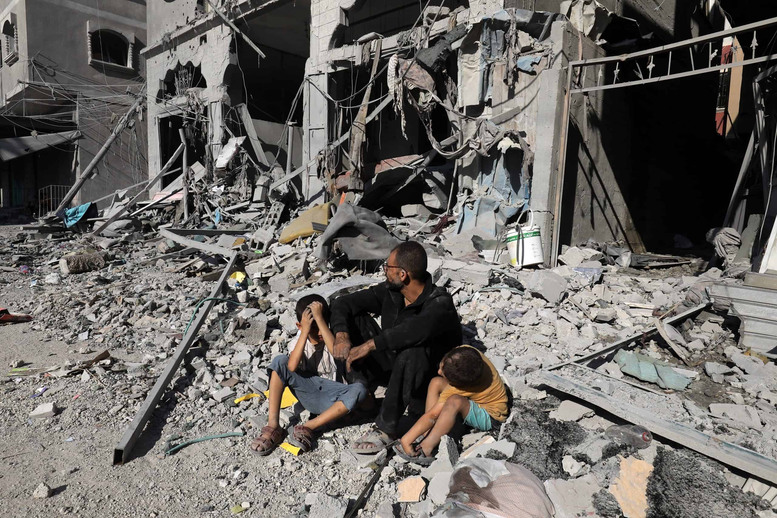 Gazze'nin güney ucundaki Refah şehrindeki binaların yüzde 90'ını yıkılmış ve altyapı çökmüş durumda. Gelen son haberlere göre İsrail ordusu, Mısır'a sınır bu şehri ve çevresini tampon bölgeye çevirmeyi planlıyor.