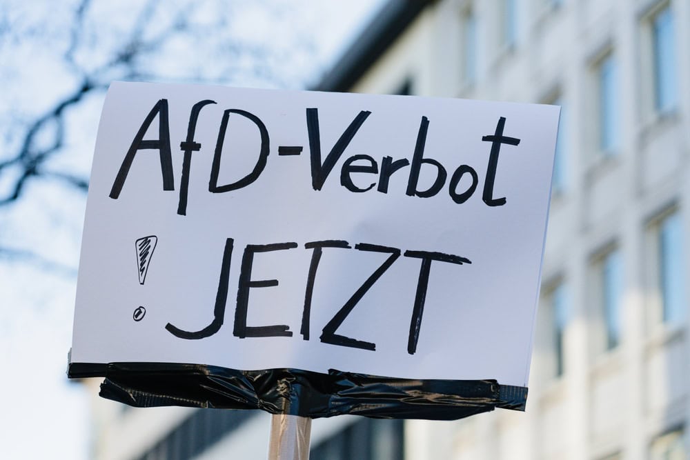 Almanya iç istihbaratının AfD’yi “kesin aşırı sağcı oluşum” olarak sınıflandırmasının ardından başlayan siyasi ve toplumsal tartışmalar, Köln İdare Mahkemesine yapılan başvuru nedeniyle geçici olarak durdurmasıyla yeni bir boyut kazandı. Mahkeme kararı, partinin yasaklanması yönündeki çağrıların yapıldığı bir dönemde sürecin seyrini belirsizleştirdi.