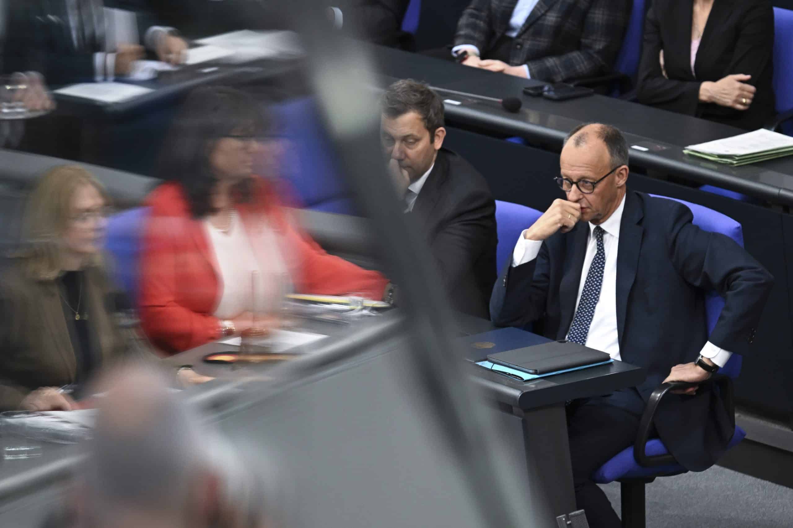 Merz’in "Artık sessiz kalmayacağız," çıkışı, Almanya’nın İsrail politikasında bir dönüşüm olup olmayacağı sorusunu gündeme getirdi: Avrupa’da diplomatik baskı çağrıları artarken, ABD'nin İsrail tutumunun belirsizleştiği iddiaları bundan sonraki uluslararası tepkilerin ne olabileceği konusunda öngörüde bulunmayı zorlaştırıyor. Merz hükûmeti, koalisyon ortağı SPD'li siyasetçilerden gelen İsrail'le silah ticaretini durdurma çağrılarına henüz cevap vermedi.