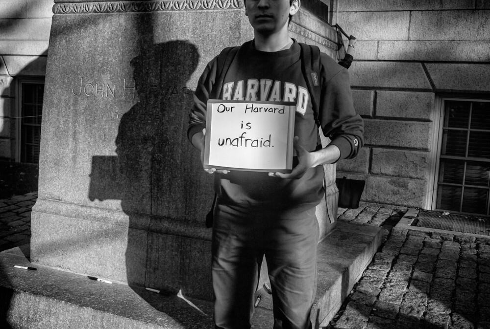 Trump yönetimi, Harvard Üniversitesine Filistin yanlısı protestolar ve çeşitlilik programları gerekçesiyle yaptırım uyguladı. Yabancı öğrenci kabulü durduruldu, fonlar kesildi. Harvard kararı yargıya taşırken, binlerce öğrencinin akademik geleceği belirsizliğe sürüklendi.
