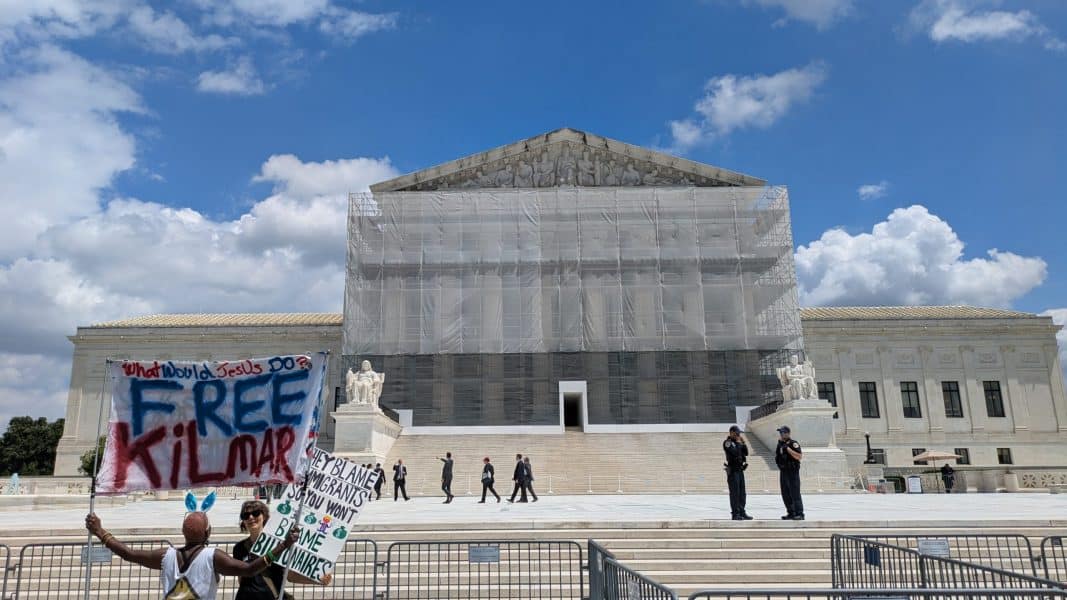 ABD Yüksek Mahkemesi, Trump yönetimine, Biden döneminde geçici koruma verilen yüz binlerce göçmeni sınır dışı etme yetkisi verdi. İç ve dış politika vaatlerinde tökezleyen yönetim, göçmenlik alanında tartışmalı ama stratejik bir kazanım elde etti. Yüksek Mahkeme içinden karara dair itirazlar ve insani kriz uyarıları ise kararın uzun vadeli etkilerine işaret ediyor.