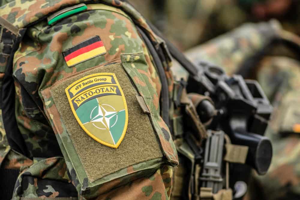 NATO üyeleri için savunma harcamalarını GSYH’nin yüzde 5’ine çıkarma hedefine Almanya'nın askerî yatırımlar için rekor düzeyde kaynak ayırma hedefi eşlik ediyor. Merz hükûmetinin bu adımı, birçok çevre tarafından "tarihî bir dönüşüm" olarak değerlendirilse de uzmanlara göre bu yol kolay olmayacak.