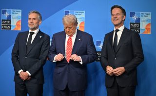 Dünyamız, Eğlence İsteyen Trump’ı Memnun Etmek İçin Seferberliğe Hazır