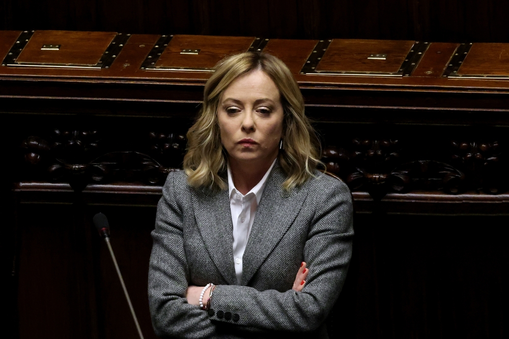 Radikal söylemlerle yükselip kurumsal meşruiyet kazanan Giorgia Meloni, Avrupa siyasetinde yeni bir dönemin habercisi mi? Bu konuyu anlamak adına neofaşist bir gençlik hareketinden gelen mevcut İtalya Başbakanı'nın siyasal kökenlerine ve kurduğu denge stratejesine bakalım.