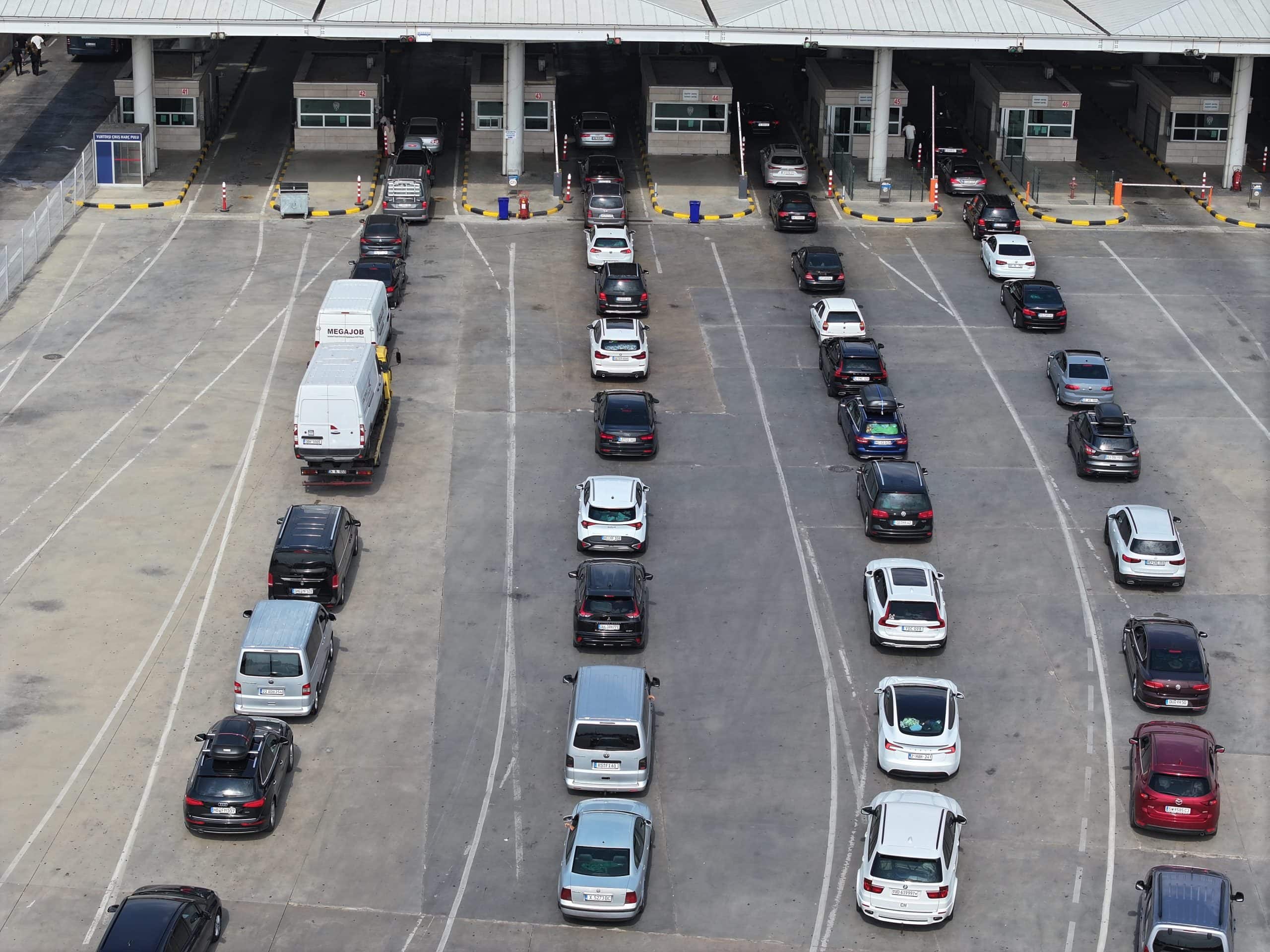 Yabancı plakalı araç, gösterişli sürüş, kırmızı ışık ihlali… Yurt dışında kurallara harfiyen uyan Türkler, Türkiye’ye gelince gerçekten değişiyor mu? "Gurbetçiler"e yönelik “kuralsızlık” ithamı ne kadar gerçek, ne kadarı önyargı? "Kurulu Düzen" serisi için sosyal medya, klişeler ve göçmenlik deneyimi arasında sıkışan bu tartışmayı mercek altına alıyoruz.