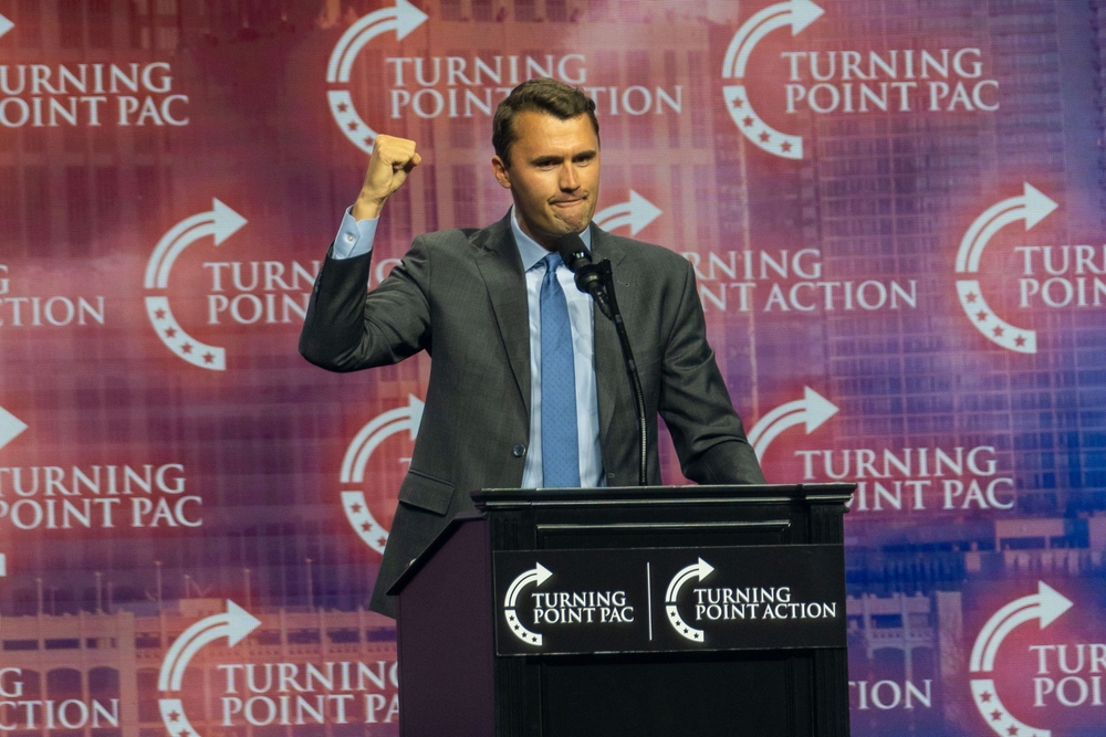 ABD’de muhafazakâr gençlik hareketinin önde gelen isimlerinden Charlie Kirk, Utah’ta katıldığı bir etkinlikte öldürüldü. Trump’a ve İsrail’e verdiği güçlü destekle tanınan ve milyonlarca takipçiye ulaşan Kirk’ün ölümü, siyasi şiddet, ifade özgürlüğü ve Amerika’daki derin kutuplaşma tartışmalarını yeniden alevlendirdi.