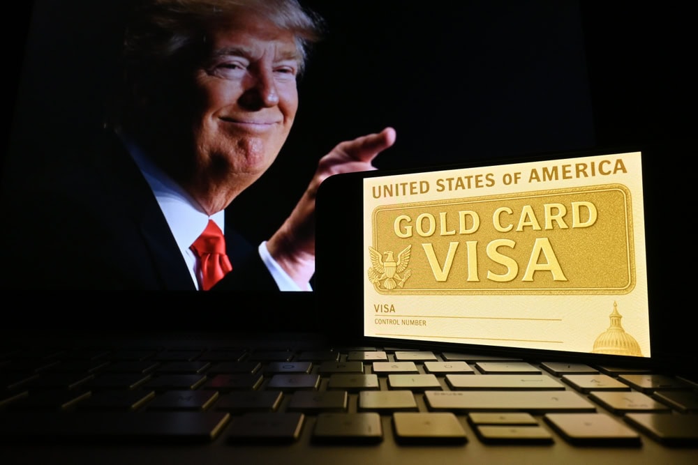 Uzun süredir karşı olduğu Green Card çekilişlerini askıya alan ABD Başkanı Donald Trump, 5 milyon dolar karşılığında Altın Kart üzerinden ABD vatandaşlığı teklif ediyor. 16.12.2025, New York, ABD. | Fotoğraf: Miss.Cabul - Shutterstock.com