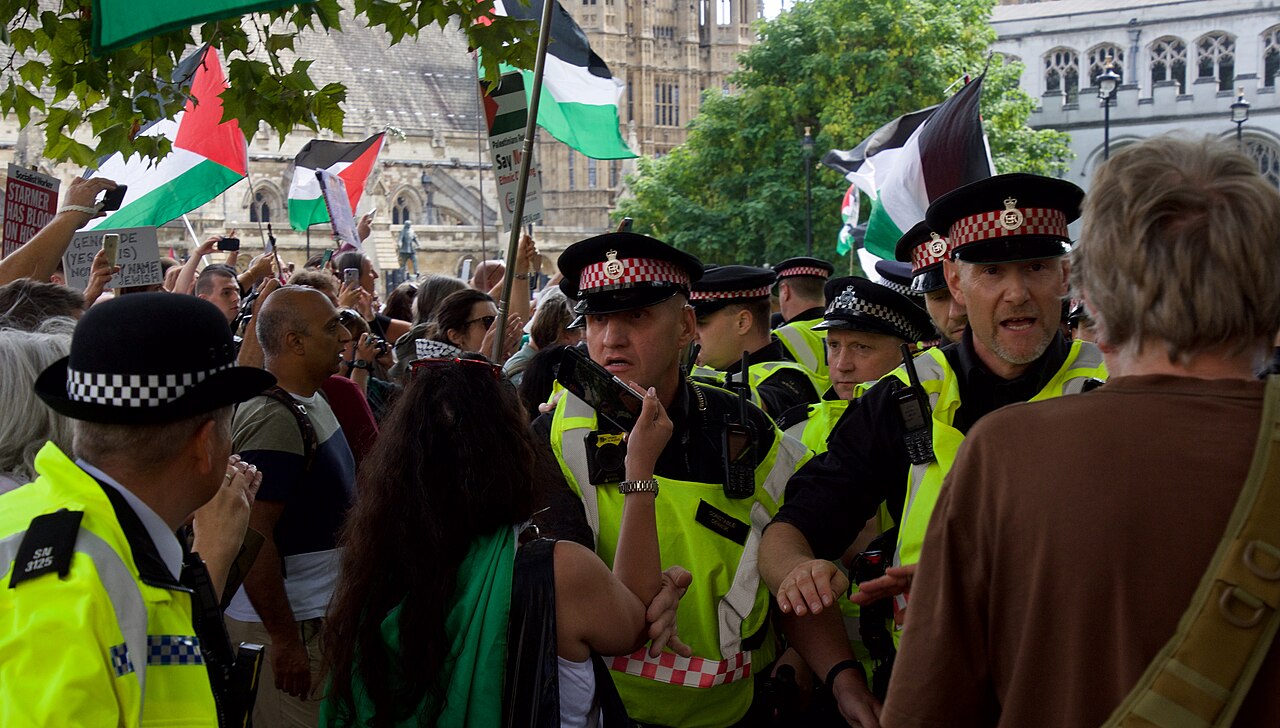 6 Eylül 2025 | Londra, Birleşik Krallık | Defend Our Juries grubunun Palestine Action destek protestosu | Fotoğraf: indigonolan - Wikimedia Commons