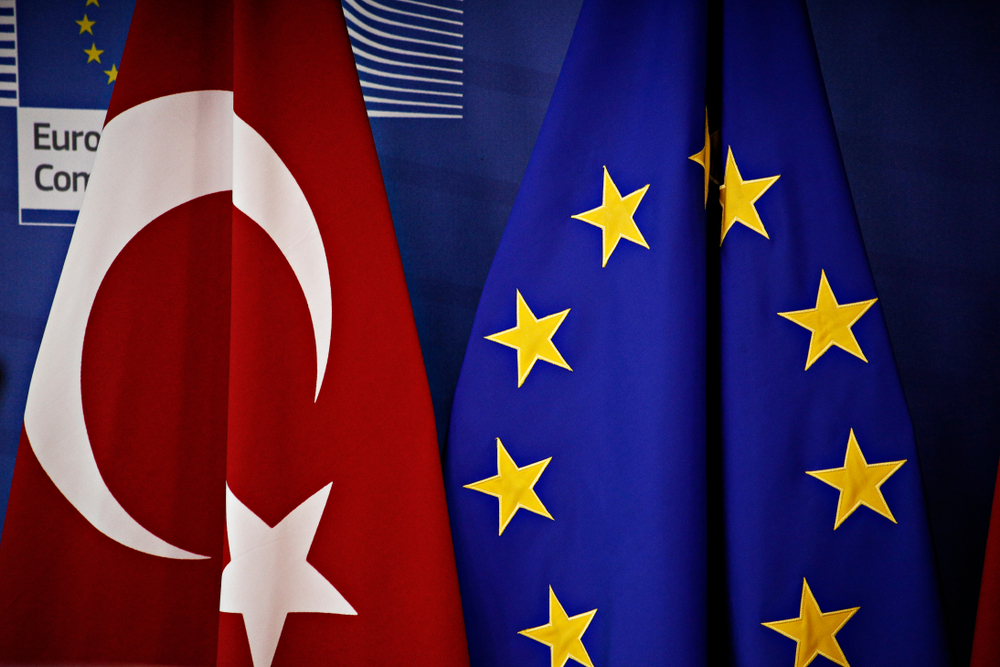 25 Temmuz 2017’de Belçika’nın Brüksel kentindeki Avrupa Komisyonu merkezinde Avrupa bayrakları ve Türkiye bayrakları. | Fotoğraf: Alexandros Michailidis - Shutterstock.com