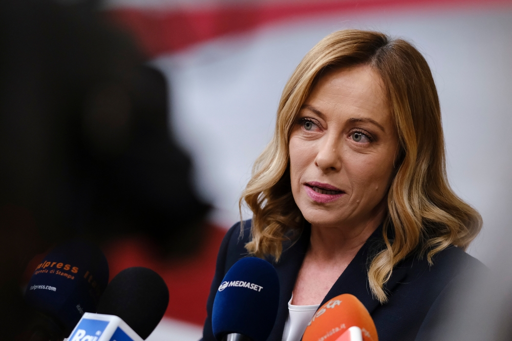 İtalya’nın İsrail ile savunma anlaşmasını askıya alma kararı, yalnızca diplomatik bir gerilim değil; Avrupa’da değişen siyasi dengelerin ve artan toplumsal baskının bir yansıması. Roma’nın bu adımı, hem Tel Aviv hem Washington ile ilişkilerinin sorunlu olduğu bir anda geldi.