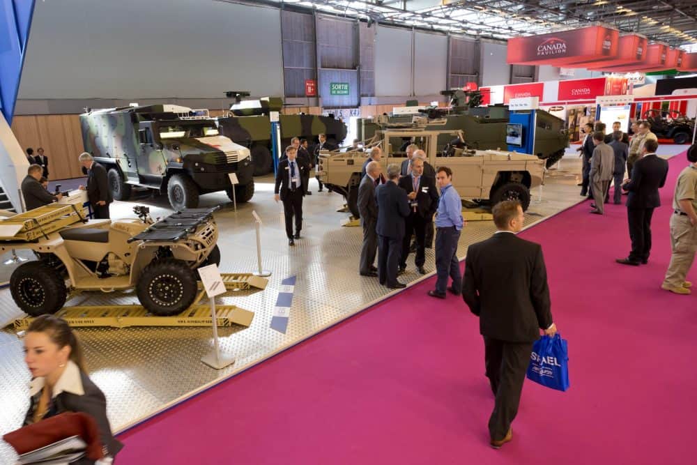 Fransa’nın en büyük savunma fuarlarından Eurosatory’de İsrailli şirketlere getirilen sınırlamalar, Paris ile Tel Aviv arasında yeni bir krize yol açtı. Saldırı silahlarının sergilenmesini yasaklayan Fransa, kararı Gazze ve Lübnan’daki savaşlarla açıklarken; İsrail, bu adımı “siyasi ve ticari hesaplarla” alınmış ayrımcı bir dışlama olarak görüyor.