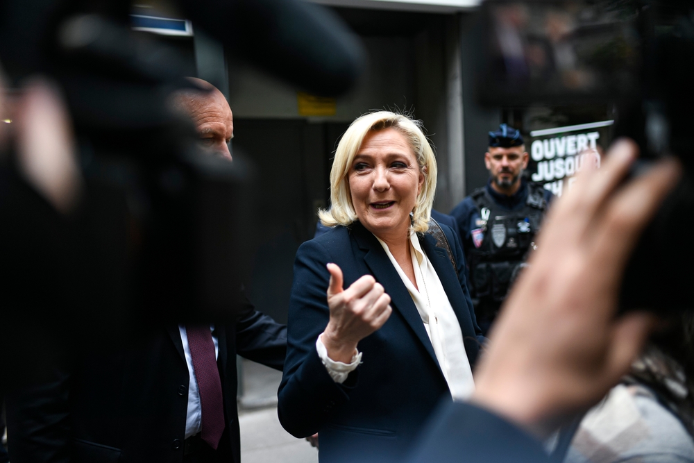 Marine Le Pen, Avrupa Parlamentosu fonlarının usulsüz kullanıldığı davada istinafta yeniden mahkûm edildi. Ancak siyasi yasak cezasının azaltılmasının ardından 2027 cumhurbaşkanlığı seçiminde aday olduğunu açıkladı.