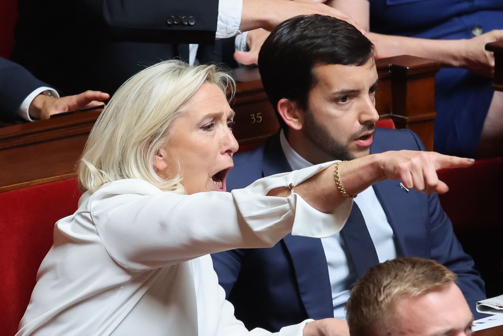 Marine Le Pen, 2027’de iktidara gelmesi hâlinde kamusal alanda başörtüsü takan kadınların para cezasına çarptırılmasını istiyor. RN içinde dahi görüş ayrılığı yaratan öneri, din özgürlüğü ve yasa önünde eşitlik ilkeleriyle çatışırken referandum formülü de anayasal denetimi aşma girişimi olarak tartışılıyor.